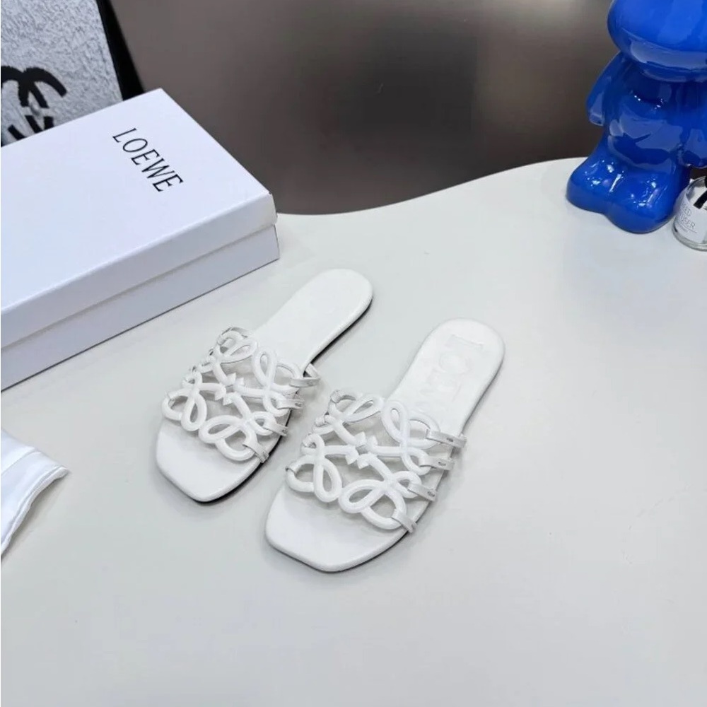 🍄Loewe White Sandals
